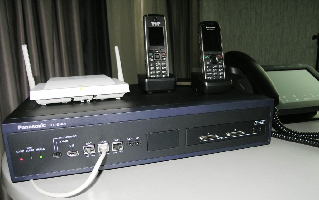 IP-платформа KX-NS1000, SIP-DECT базовая станция KX-UDS124 + трубки KX-UDT111/121 + SIP-смартфон KX-UT670
